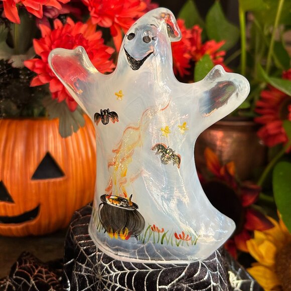MINT 2006 Fenton Halloween “Batty” Ghost w/Witch’s Cauldron & Bats - Picture 8 of 16